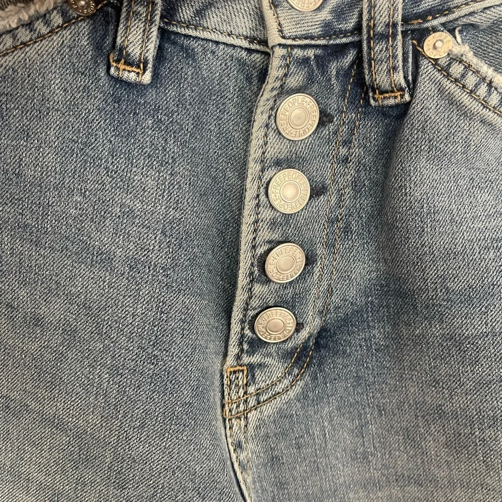 Free People We The Free High Rise Straight Leg Jeans Button Fly Distressed 26 - Picture 5 of 5